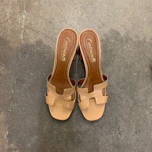 L’intervalle heeled. Mules